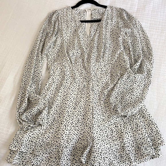 ❌❌SOLD❌❌Black & White Romper - Picture 4 of 7